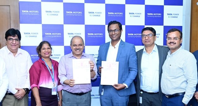 टाटा पावर रिन्यूवेबल एनर्जी और टाटा मोटर्स ने इलेक्ट्रिक कमर्शियल वाहनों के लिए 200 फास्ट-चार्जिंग स्टेशन स्थापित करने के लिए एमओयू पर किए हस्ताक्षर