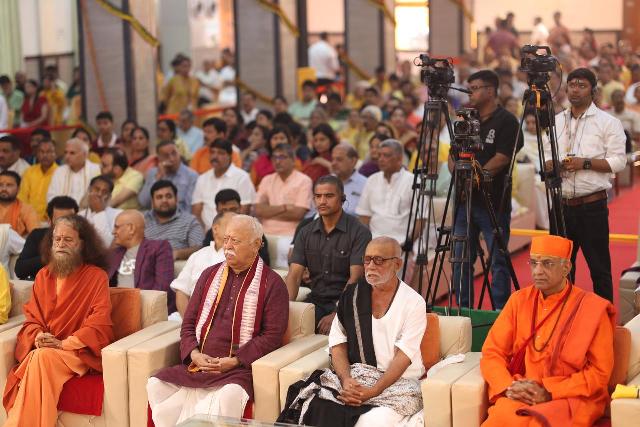 मोरारी बापू ने चित्रकूट में आयोजित रामकिंकरजी महाराज के शताब्दी समारोह में उनकी विरासत को किया नमन