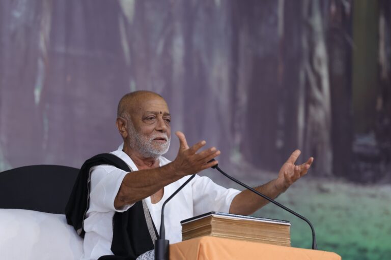 मोरारी बापू ने माता-पिता से बच्चों के स्कूल बैग में रामायण और गीता रखने की अपील की