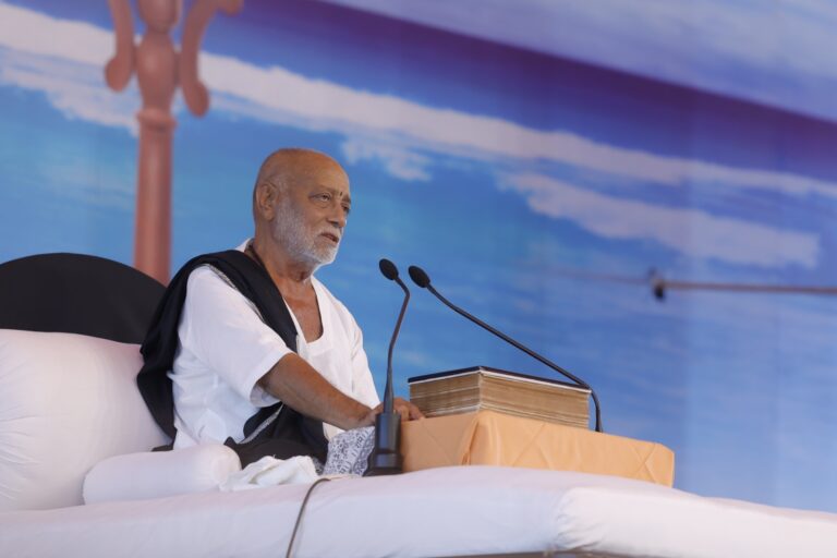 सभी कथाओं में राम कथा श्रेष्ठ है,लीला कृष्ण की और चरित्र तो शिव का ही है।।