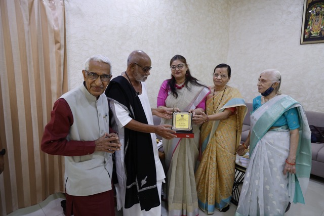 महामहोपाध्याय डॉ. विजय पंड्या द्वारा संपादित और अनूदित ‘अरण्यकांड’ का पूज्य मोरारी बापू द्वारा लोकार्पण