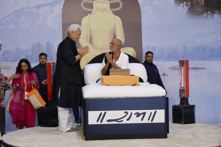 जम्मू-कश्मीर के उपराज्यपाल मनोज सिन्हा ने श्रीनगर में मोरारी बापू की ऐतिहासिक राम कथा का शुभारंभ किया