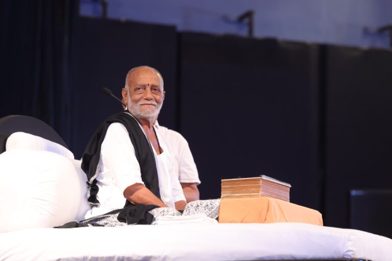 कथा से लौटें तो परिवार में आनंद की लहर लेकर लौटें: पूज्य मोरारी बापू